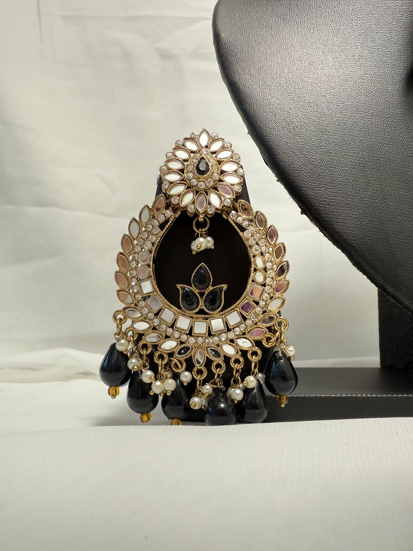 Black Earrings with Tikka 183