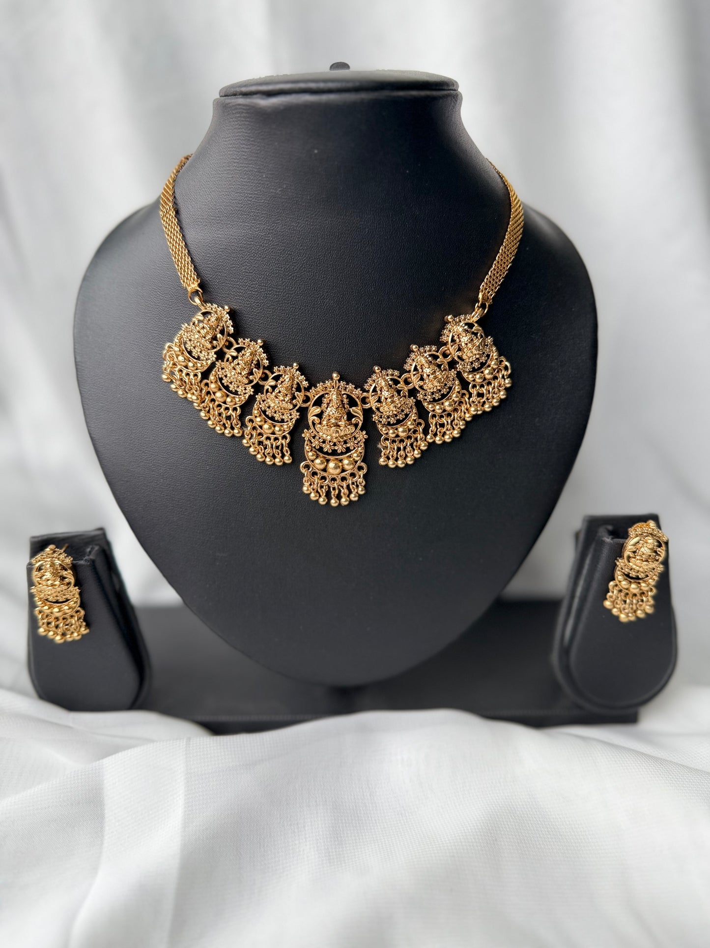 Short Necklace Set