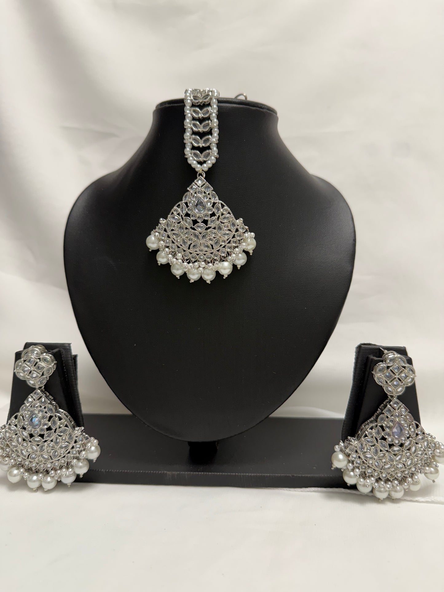 Silver Earrings with Tikka 204