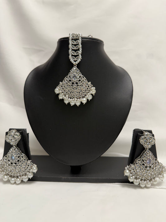 Silver Earrings with Tikka 204